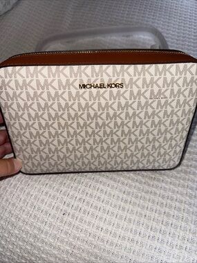 NWT Michael Kors Jet Set Large East West Crossbody Handbag Vanilla Signature